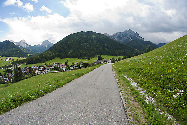 포토 JPG 해외이미지 나무 공원 꽃 여행 꽃무늬 자연 하늘 휴가 산 주택 풍경 사람없음 야외 건물 초록색 여름 파란색 힘 봄 이탈리아 등산 추위 바위 시골 신선 빙하 알프스 보호구역 절정 수평선 해외202004 해외포토 식물 건축물 계절 공공시설 유럽 컬러 무늬 트래킹 돌_바위 생태계 구역 파일형식 이미지허브