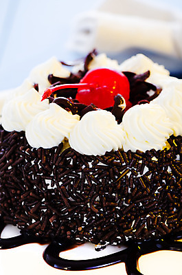 포토 JPG 해외이미지 1 접시 음식 조각 백그라운드 과일 디저트 사람없음 장식 빨간색 갈색 과자 케이크 식당 초콜릿 얼음 검은색 어둠 빵집 흰색 축하 신선 생일 체리 달콤 맛 숲 설탕 굽기 뿌리기 크림 오브젝트 싱글 충동구매 스펀지 고립 타르트 페스츄리 해외202004 해외포토 자연요소 식기 기념일 빵 컬러 컨셉 모션 쇼핑 상점 구이 파이_빵 과소비 파일형식 이미지허브