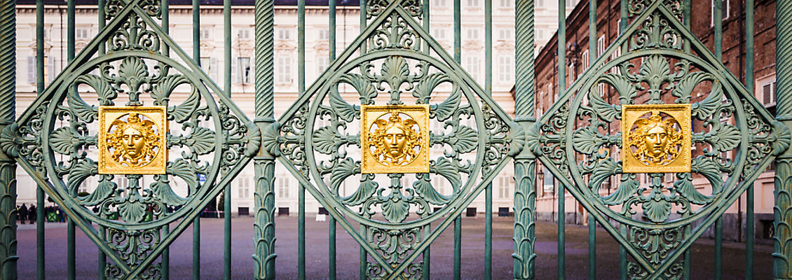 포토 JPG 해외이미지 유럽 벽 패턴 건축양식 프레임 미술 사람없음 야외 장식 울타리 머리 금속 이탈리아 수확 골동품 화려 역사 황금 보호 철 묘사 보안 대문 그런지 옛날 철강 해외202004 해외포토 건축 나라 컨셉 무늬 농업 재질 문화예술 안전 신체부위 담장 문 파일형식 이미지허브