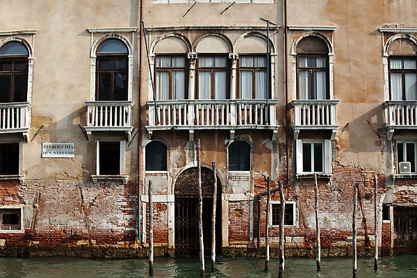 포토 JPG 해외이미지 바다 여행 건축양식 창문 조류 휴가 파노라마 사람없음 건물 이탈리아 궁전 기둥 보트 중세 역사 재산 곤돌라 지중해 심볼 수로 운하 베네치아 모터보트 노젓기 르네상스 해외202004 해외포토 동물 건축물 건축 유럽 고건축 배_교통 모션 촬영기법 금융 파일형식 이미지허브