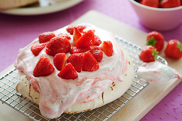 포토 JPG 해외이미지 음식 과일 딸기 디저트 요리 사람없음 신선 달콤 크림 머랭 휘핑크림 해외202004 해외포토 맛 휘핑 파일형식 이미지허브