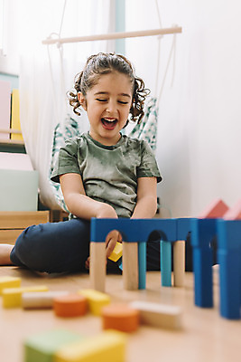 포토 JPG 해외이미지 라이프스타일 교육 행복 어린이 장난 가족 상상 놀이 벽돌 바닥 주택 실내 창조 한명 건물 컬러풀 블록 유치원 놀이방 방 게임 개발 걸음마 해외202004 해외포토 1 건축물 감정 컬러 관계 모션 사람 내부 생활 파일형식 이미지허브