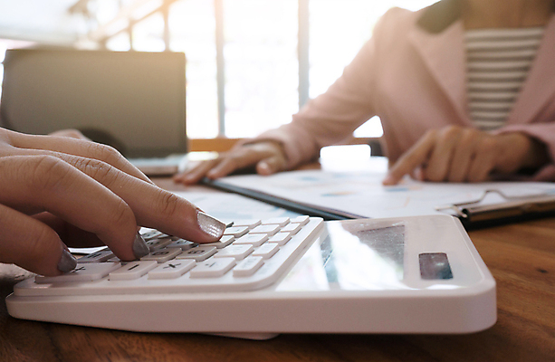 포토 JPG 해외이미지 직업 손 여자 종이 백그라운드 컨셉 돈 비즈니스 통계 버튼 노동자 사람 사람없음 금융 사무실 공백 계산기 정보 흰색 긴급 작업 비즈니스맨 계산 분석 보고서 서식 문서 투자 바쁨 비서 회계 월급 분석가 세금 회계사 해외202004 해외포토 남자 컬러 문구용품 신체부위 경제 장비 직장인 재산 파일형식 이미지허브