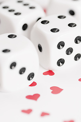 포토 JPG 해외이미지 계절 감정 종이 컨셉 텍스트 관계 발렌타인데이 사랑 사람없음 단어 경쟁 게임 흰색 하트 운명 죽음 점 신용카드 행운 도박 계획 위험 편지 사인 주사위 기회 테마 해외202004 해외포토 모양 문자 컬러 데이이벤트 놀이 금융 파일형식 이미지허브