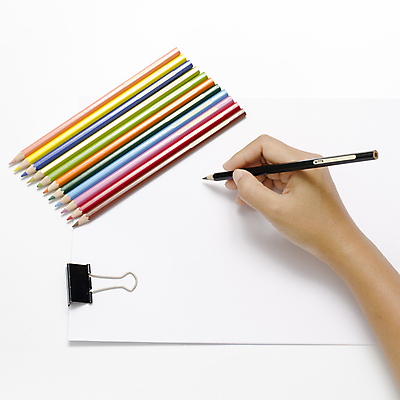 포토 JPG 해외이미지 손 종이 색연필 실내 들기 신체부위 그리기 서류집게 해외202004 해외포토 모션 학용품 집게 사람 내부 파일형식 이미지허브