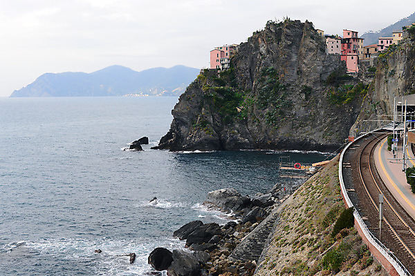 포토 JPG 해외이미지 공원 유럽 바다 여행 건축양식 산 주택 풍경 사람없음 야외 물 여름 파란색 컬러풀 마을 항구 이탈리아 기차 역 지중해 그림 타운 전국 토스카나 해외202004 해외포토 자연요소 계절 공공시설 건축 나라 육상교통 컬러 교통시설 대중교통 건물 도시 파일형식 이미지허브