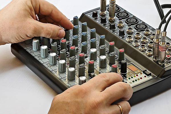 포토 JPG 해외이미지 직업 손 음악 사람없음 디지털 소리 콘서트 장비 기구 기술자 볼륨 혼합 믹서 라디오 전자 오디오 방송 아날로그 스위치 스테레오 조절 위로 섞기 제어 채널 프로듀서 해외202004 해외포토 문화예술 신체부위 전자제품 공연 파일형식 이미지허브