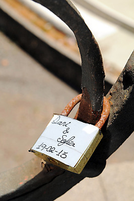 포토 JPG 해외이미지 아이콘 전통 커플 유럽 문화 결혼 컨셉 열쇠 아이디어 자물쇠 발렌타인데이 사랑 사람없음 야외 울타리 금속 우정 프랑스 하트 도시 그룹 접속 다발 철 심볼 부식 잠금 약혼 프랑스어 영원 옛날 철책 통일 파리(프랑스) 해외202004 해외포토 모양 문자 감정 나라 관계 데이이벤트 재질 이벤트 친구 담장 약속 보안 파일형식 이미지허브