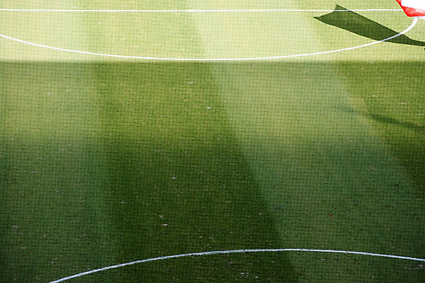 포토 JPG 해외이미지 스포츠 무늬 공 놀이 그림자 잔디 사람없음 초록색 빛 햇빛 축구 경기장 게임 깃발 그물 그늘 대칭 해외202004 해외포토 식물 컬러 스포츠시설 태양 구기 파일형식 이미지허브