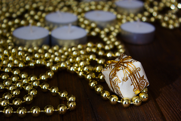 포토 JPG 해외이미지 계절 별 백그라운드 크리스마스 겨울 와인잔 목걸이 공 유리 탁자 휴가 조명 프레임 선물 미술 사람없음 장식 초록색 파란색 빛 우주 종 축하 황금 구슬 여의주 해외202004 해외포토 자연요소 기념일 컬러 가구 컨셉 술잔 장신구 재질 문화예술 파일형식 이미지허브