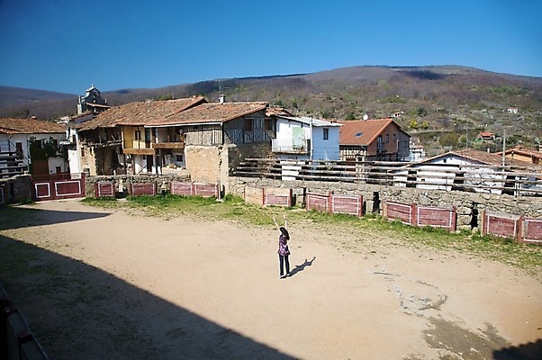 포토 JPG 해외이미지 백인 드레스 유럽 벽 40대 한명 사람 20대 성인 30대 숫자 마을 청바지 시골 도시 스페인 널 정사각형 타운 옛날 투우장 해외202004 해외포토 도형 서양인 문자 1 옷 나라 중년 바지 청년 장년 투우 파일형식 이미지허브