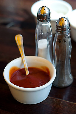 포토 JPG 해외이미지 음식 토마토 서브 동양인 사람없음 숟가락 식사 저녁식사 흰색 사발 황금 맛 그릴 바비큐 먹기 크림 향신료 바질 마요네즈 점심식사 아랍어 해외202004 해외포토 컬러 컨셉 채소 모션 주방용품 수저 인종 사기그릇 소스_음식 향미료 파일형식 이미지허브