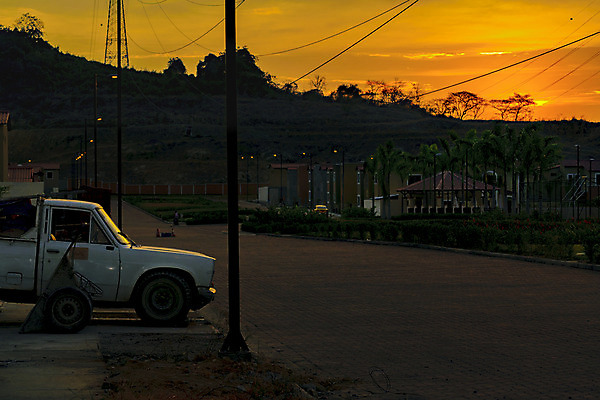 포토 JPG 해외이미지 계절 실루엣 오렌지 교실 하늘 아침 거리 아파트 주택 따뜻함 풍경 사람없음 야외 햇빛 태양 일출 일몰 새벽 중앙 야간 언덕 장면 에콰도르 이웃 내추럴 해외202004 해외포토 주간 자연요소 교육 과일 학교 촬영기법 건물 노을 남아메리카 파일형식 이미지허브