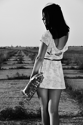 포토 JPG 해외이미지 손 디자인 여자 행복 음악 포즈 백그라운드 밭 신체 모션 자연 놀이 바람 날씨 휴가 휴식 미술 한명 사람 성인 야외 소리 공연 음악가 듣기 수확 흰색 기구 표현 우아함 색소폰 예술가 재즈 놋쇠 멜로디 무료 뮤지컬 해외202004 해외포토 자연요소 직업 1 감정 컬러 컨셉 농업 문화예술 이벤트 신체부위 목관악기 생태계 파일형식 이미지허브