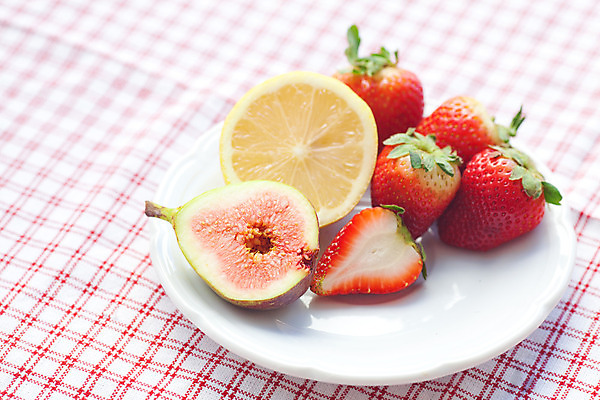 포토 JPG 해외이미지 그릇 식기 접시 열매 음료 음식 잎 과일 탁자 딸기 디저트 건강 씨앗 사람없음 목재 컵 빨간색 초록색 갈색 노란색 중국 줄무늬 흰색 사발 아침식사 사과 일회용 설탕 먹기 레몬 컵받침 대륙 상쾌 무화과 숙성 해외202004 해외포토 나무 식물 감정 아시아 컬러 가구 무늬 재료 모션 식사 사기그릇 받침대 파일형식 이미지허브