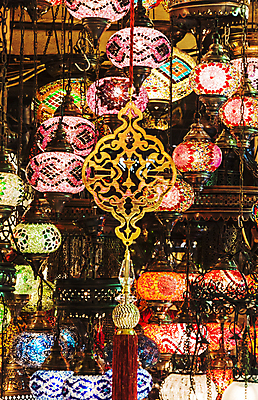 포토 JPG 해외이미지 전통 디자인 아시아 문화 여행 백그라운드 이스탄불 매달리기 동양인 사람없음 장식 빨간색 빛 컬러풀 상점 등불 램프 시장 기념품 동쪽 칠면조 빛망울 아랍어 스타일 해외202004 튀르키예 해외포토 나라 컬러 모션 조류 조명 인종 방향 오브젝트 파일형식 이미지허브