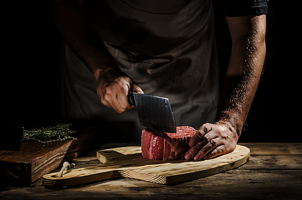 포토 JPG 해외이미지 백인 직업 접시 손 남자 음식 유니폼 호텔 관리 육류 스테이크 요리 사람 성인 사람없음 빨간색 주방 식당 요리사 식사 소고기 흰색 칼 자르기 만족 준비 상업 갈비뼈 정육점 방식 해외202004 해외포토 서양인 식기 옷 감정 컬러 식재료 모션 숙소 뼈 서양음식 신체부위 상점 파일형식 이미지허브