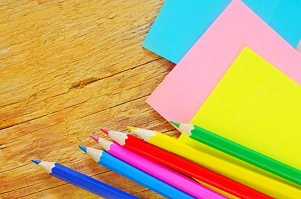 포토 JPG 해외이미지 색연필 사람없음 하이앵글 색종이 나무탁자 해외202004 해외포토 종이 뷰포인트 탁자 학용품 파일형식 이미지허브