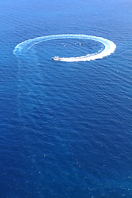 포토 JPG 해외이미지 라이프스타일 파도 바다 여행 포즈 백그라운드 요트 교통시설 모션 추상 휴가 휴식 항해 사람없음 야외 물 파란색 빛 햇빛 수영 수상스포츠 원형 보트 고급 떨어짐 심볼 순수 속도 질감 모터보트 엔진 모터 뱃놀이 해외202004 해외포토 자연요소 도형 스포츠 컬러 교통 컨셉 무늬 배_교통 생활 태양 전통놀이 시설 파일형식 이미지허브