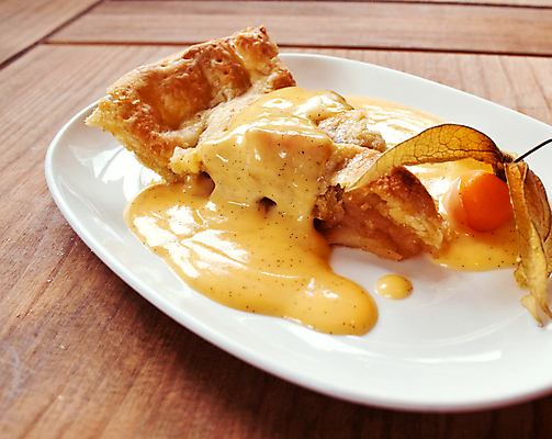 포토 JPG 해외이미지 음식 조각 십자가 과일 부분 디저트 건강 요리 사람없음 노란색 케이크 빵집 껍질 흰색 황금 달콤 맛 사과 설탕 자르기 먹기 상쾌 반죽 고립 시나몬 식품점 커스터드 타르트 페스츄리 해로움 핸드메이드 해외202004 해외포토 감정 빵 컬러 컨셉 모션 상점 크림 파이_빵 파일형식 이미지허브