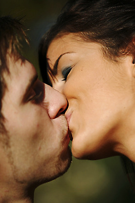 포토 JPG 해외이미지 나무 공원 여자 남자 잎 자연 휴식 키스 함께함 사랑 사람 야외 두명 우정 기쁨 아내 쌍 보물 해외202004 해외포토 식물 공공시설 감정 컨셉 친구 애정표현 생태계 파일형식 이미지허브