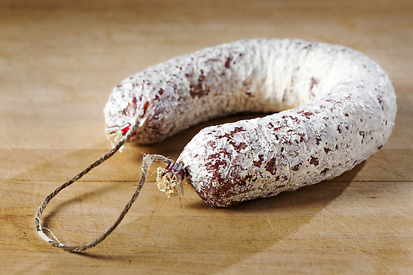 포토 JPG 해외이미지 음식 백그라운드 건조 육류 돼지고기 요리 사람없음 목재 식사 이탈리아 흰색 시골 신선 원형 소시지 맛 아침식사 자르기 호두 훈제 프랑스어 곰팡이 살라미 해외202004 해외포토 도형 나무 문자 유럽 컬러 컨셉 식재료 재료 모션 견과류 가공식품 파일형식 이미지허브