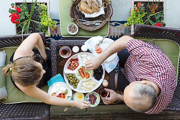 포토 JPG 해외이미지 전통 커플 음료 음식 빵 중년 다이어트 채소 의자 탁자 아침 남편 치즈 건강 종류 사람 앉기 야외 두명 바구니 튀김 아내 양념 선택 아침식사 두루마리 지중해 먹기 향신료 올리브 머리위 토스트 입가심 탈모 해외202004 튀르키예 해외포토 주간 열매 아시아 바다 가구 컨셉 관계 모션 유제품 성인 식사 증상 향미료 파일형식 이미지허브