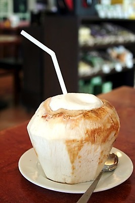 포토 JPG 해외이미지 접시 음료 과일 동양인 사람없음 초록색 식당 숟가락 마시기 신선 코코넛 밀짚 해외202004 해외포토 식기 컬러 모션 수저 인종 상점 짚 파일형식 이미지허브