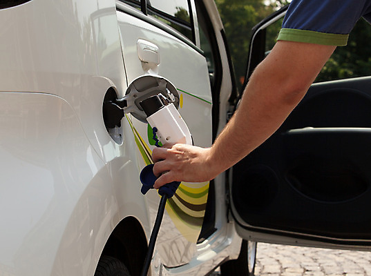 포토 JPG 해외이미지 손 산업 교통시설 자동차 자연 미래 사람없음 초록색 환경 힘 운전 에너지 플러그 보호 연결 생태계 연료 잡종 충전 로딩 베터리 해외202004 해외포토 육상교통 컬러 교통 컨셉 모션 신체부위 시설 파일형식 이미지허브