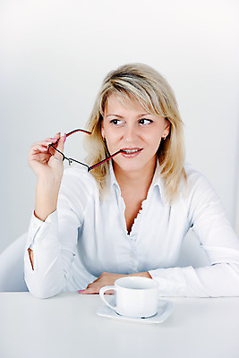 포토 JPG 해외이미지 백인 직업 1 라이프스타일 응시 여자 행복 안경 커피 음료 백그라운드 셔츠 비즈니스 노동자 한명 사람 앉기 성인 컵 금발 사무실 카페 기쁨 마시기 흰색 잡기 업무 비즈니스우먼 맛 책상 비서 경영 혼자 해외202004 해외포토 서양인 헤어스타일 식기 시선 잡화 감정 컬러 가구 컨셉 상의 모션 생활 상점 작업 직장인 파일형식 이미지허브