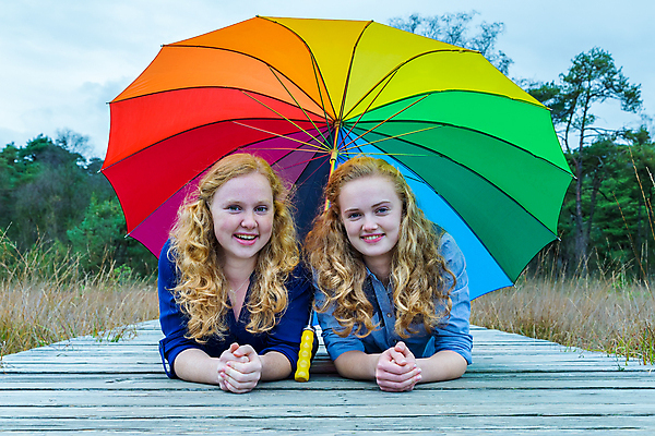 포토 JPG 해외이미지 백인 계절 공원 행복 길 어린이 우산 자연 날씨 휴식 함께함 사람 야외 두명 10대 친구 컬러풀 우정 기쁨 자유 자매 양산 해외202004 해외포토 서양인 공공시설 여자 감정 컬러 컨셉 가족 관계 청소년 생태계 파일형식 이미지허브