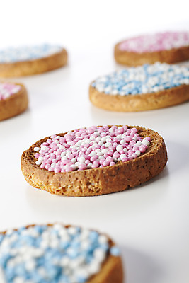 포토 JPG 해외이미지 전통 음식 빵 분홍색 사탕 사람없음 파란색 흰색 캔 달콤 아침식사 네덜란드 토스트 해외202004 해외포토 유럽 컬러 디저트 식사 맛 파일형식 이미지허브