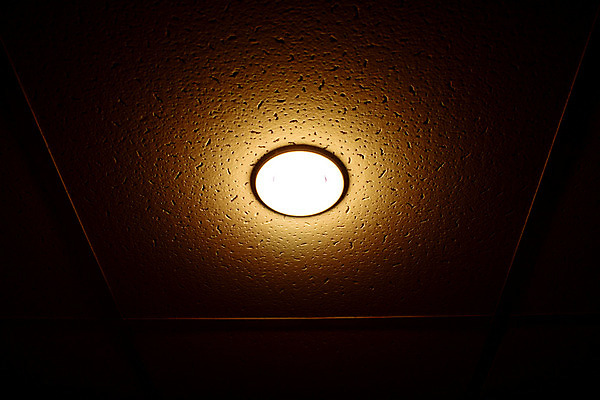 포토 JPG 해외이미지 모양 디자인 유럽 가구 2 전구 아파트 주택 실내 그림자 사람없음 내부 장식 빛 갈색 노란색 유행 검은색 어둠 활발 프랑스 등불 램프 화려 클래식 우아함 야간 그늘 오브젝트 싱글 천장 스위치 빛망울 해외202004 해외포토 자연요소 나라 컬러 생활용품 컨셉 조명 건물 파일형식 이미지허브