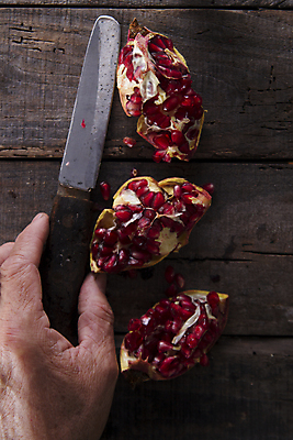 포토 JPG 해외이미지 손 열매 신체부위 잡기 칼 석류 나무배경 해외202004 해외포토 식물 백그라운드 과일 모션 사람 파일형식 이미지허브