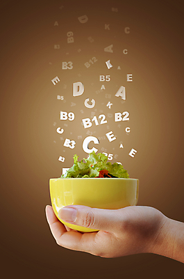 포토 JPG 해외이미지 손 음식 다이어트 채소 손가락 아이디어 건강 사람 사람없음 컵 갈색 저녁식사 샐러드 머그컵 잡기 먹기 해외202004 해외포토 식기 컬러 컨셉 모션 신체부위 식사 파일형식 이미지허브