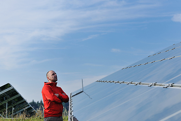 포토 JPG 해외이미지 주간 구름 남자 하늘 한명 상반신 성인 야외 옆모습 노트북 팔짱 태양에너지 집열판 성인남자한명만 해외202004 해외포토 자연요소 1 뷰포인트 모션 사람 전자제품 그린에너지 남자한명만 성인남자만 파일형식 이미지허브