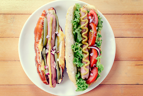 포토 JPG 해외이미지 접시 토마토 채소 실내 사람없음 두개 소시지 머스터드 핫도그 적양파 나무배경 해외202004 해외포토 식기 음식 백그라운드 2 양파 패스트푸드 내부 소스_음식 가공식품 파일형식 이미지허브