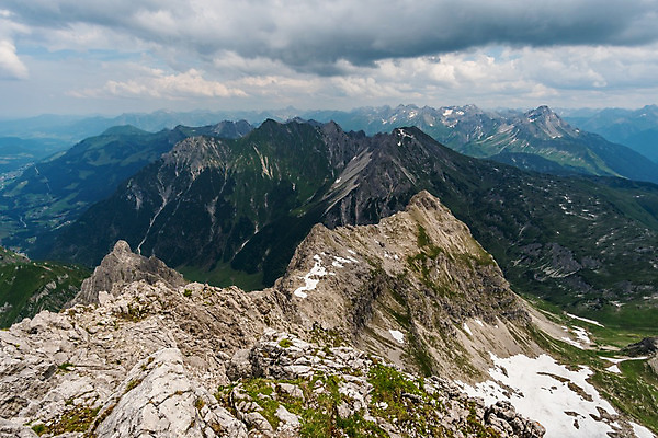 포토 JPG 해외이미지 구름 여유 여행 배낭 자연 휴가 휴식 산 서기 미소 사람없음 야외 초록색 여름 파란색 햇빛 맑음 하이킹 장비 가을 시골 알프스 천국 내추럴 단절 해외202004 해외포토 자연요소 계절 감정 유럽 컬러 컨셉 가방 모션 레저 날씨 표정 태양 생태계 파일형식 이미지허브