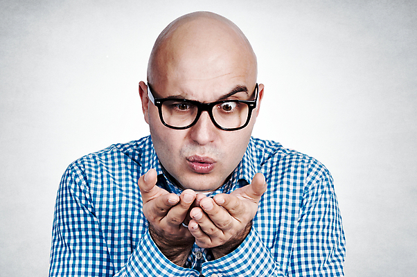 포토 JPG 해외이미지 백인 1 손 응시 남자 행복 감정 여유 얼굴 컨셉 셔츠 회색배경 키스 발렌타인데이 사랑 한명 성인 옆모습 빨간색 머리 기쁨 표현 입 유머 닫기 불기 유혹 입술 긍정 대머리 전송 해외202004 해외포토 서양인 헤어스타일 시선 뷰포인트 컬러 백그라운드 상의 모션 데이이벤트 사람 신체부위 회색 애정표현 파일형식 이미지허브