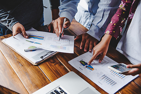 포토 JPG 해외이미지 직업 손 생각 인터넷 비즈니스 통신 통계 탁자 회의 모바일 협력 아이디어 대화 사람 사람없음 노트북 스마트폰 컴퓨터 글로벌 디지털 공책 업무 네트워크 그룹 계획 토론 디자이너 분석 오브젝트 회계 다락방 마케팅 세미나 프로젝트 목업 브레인스토밍 해외202004 해외포토 가구 컨셉 문구용품 말하기 신체부위 경제 전자제품 핸드폰 스마트기기 작업 파일형식 이미지허브