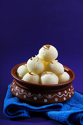 포토 JPG 해외이미지 디저트 사람없음 도자기 원형 사기그릇 냅킨 인도음식 라스굴라 해외포토 도형 그릇 음식 치즈 동양음식 파일형식 이미지허브