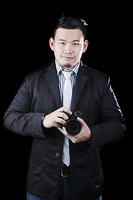 포토 JPG 해외이미지 직업 남자 행복 아시아 얼굴 태국 검은배경 한명 사람 동양인 정장 소년 취미 카메라 검은색 어둠 장비 공구 디지털카메라 사진사 만족 찬성 고립 성인남자만 해외202004 해외포토 1 옷 감정 나라 어린이 컬러 백그라운드 인종 신체부위 전자제품 도구 작가 남자만 성인만 파일형식 이미지허브