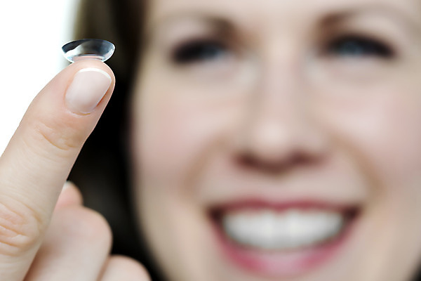 포토 JPG 해외이미지 1 응시 여자 손가락 건강 한명 사람 약 건강관리 안과 카메라렌즈 고립 돌봄 위생관리 살균 정확 해외202004 해외포토 손 시선 컨셉 의학 모션 병원 관리 카메라 파일형식 이미지허브