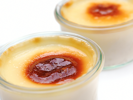 포토 JPG 해외이미지 실내 근접촬영 사람없음 두개 흰배경 푸딩 크렘브륄레 해외202004 해외포토 뷰포인트 백그라운드 2 디저트 내부 흰색 파일형식 이미지허브