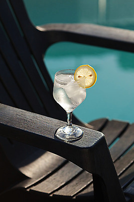 포토 JPG 해외이미지 음료 백그라운드 와인잔 의자 사람없음 야외 초록색 노란색 알코올 칵테일 레몬 레모네이드 해외202004 해외포토 컬러 가구 술잔 과일 주류 에이드 파일형식 이미지허브
