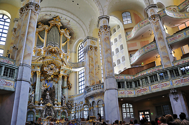 포토 JPG 해외이미지 구름 유럽 여행 건축양식 하늘 거리 주택 독일 실내 풍경 사람없음 교회 여행객 역사 스테인드글라스 바로크 복원 제단 해외202004 해외포토 자연요소 건축 나라 종교건축 유리 사람 내부 건물 파일형식 이미지허브