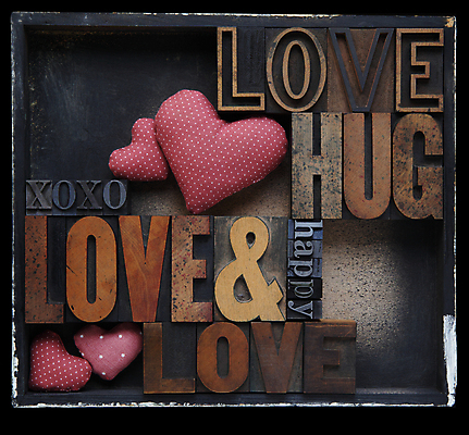 포토 JPG 해외이미지 행복 포옹 안내 사랑 타이포그라피 사람없음 목재 단어 상자 금속 마음 타입 옛날 카피스페이스 해외202004 해외포토 나무 문자 감정 재료 안기 재질 공백 파일형식 이미지허브