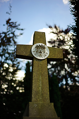 포토 JPG 해외이미지 기독교 종교 조각 십자가 하늘 사람없음 야외 초록색 파란색 검은색 어둠 슬픔 흰색 죽음 예수 비석 묘사 애도 기념물 천연기념물 장례 사당 신앙심 옛날 장례식 적자 추모 해외202004 해외포토 감정 컬러 신_종교 파일형식 이미지허브