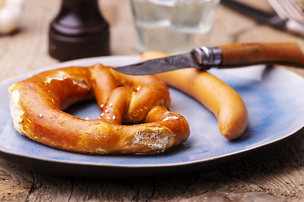 포토 JPG 해외이미지 실내 사람없음 아웃포커스 소시지 나이프 브레첼 나무배경 해외202004 해외포토 식기 백그라운드 디저트 촬영기법 내부 가공식품 칼 파일형식 이미지허브