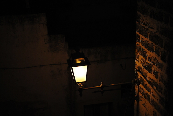 포토 JPG 해외이미지 여행 가로등 거리 사람없음 빛 여행객 이탈리아 시골 야간 저녁 신비 부드러움 옛날 해외202004 해외포토 자연요소 공공시설 유럽 컨셉 사람 감각 파일형식 이미지허브